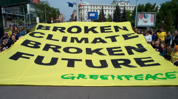 «Победа для воротил с Уолл-стрит, но поражение для климата и общества»: Greenpeace протестует против биткоин-ETF